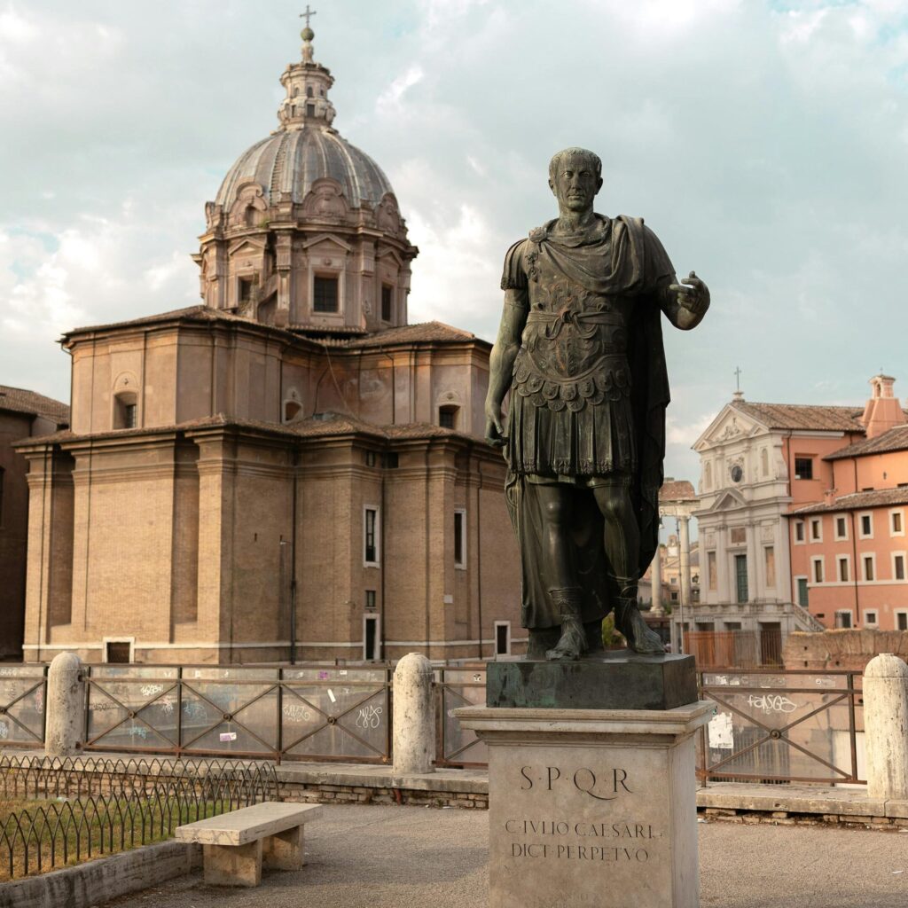 Wer den Frieden will, der Rüste zum Krieg. Römisches Sprichtwort. Hier: Statue von Julius Caesar in Rom
